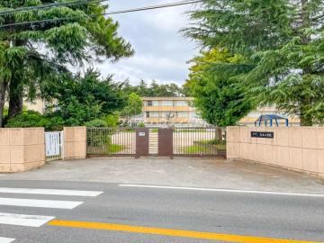 松戸市立高木小学校／徒歩11分・約750m(2024年12月)