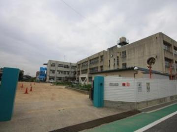 流山市立八木南小学校/徒歩9分・約700m(2025年7月) 流山市立八木南小学校/徒歩9分・約700m(2025年7月)