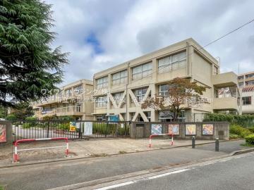 松戸市立常盤平第二小学校/徒歩7分・約550m(2025年8月) 松戸市立常盤平第二小学校/徒歩7分・約550m(2025年8月)