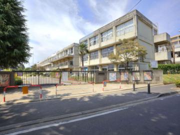松戸市立常盤平第二小学校/徒歩3分・約180m(2025年9月) 松戸市立常盤平第二小学校/徒歩3分・約180m(2025年9月)