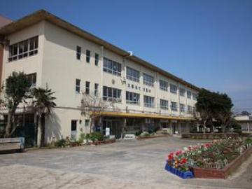 松戸市立栗ケ沢小学校／徒歩10分・約800m(2025年8月)