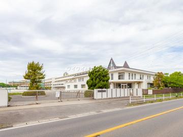 松戸市立小金北中学校/徒歩11分・約820m(2024年12月) 松戸市立小金北中学校/徒歩11分・約820m(2024年12月)