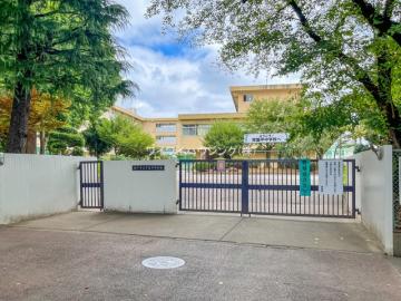 松戸市立常盤平中学校/徒歩14分・約1,080m 松戸市立常盤平中学校/徒歩14分・約1,080m