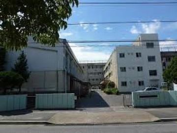 松戸市立新松戸南中学校/徒歩2分・約90m 松戸市立新松戸南中学校/徒歩2分・約90m