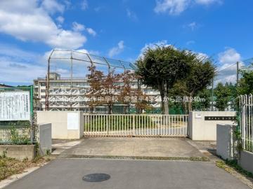 松戸市立金ケ作中学校/徒歩13分・約900m(2025年8月) 松戸市立金ケ作中学校/徒歩13分・約900m(2025年8月)