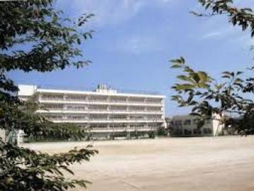 松戸市立六実中学校／徒歩15分・約1,200m(2025年10月)