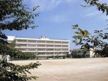 松戸市立六実中学校／徒歩11分・約816m(2025年10月)