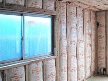 その他画像/床・天井・壁の隙間に断熱材を入れることで、外部との断熱性・室内の保湿性を高めます その他画像/床・天井・壁の隙間に断熱材を入れることで、外部との断熱性・室内の保湿性を高めます