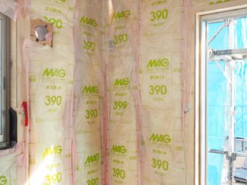 その他画像／壁・天井に厚さ100mmのグラスウール断熱材を採用